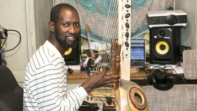 Prince Moussa Cissokho und sein liebstes Instrument, die Kora. (Bild: Mathis Fotografie)