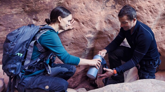 Oscarpreisträgerin Natalie Portman filtert schmutziges Wasser durch die Unterhose von Bear ...