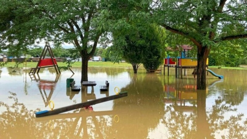 In der Stadt Güssing verwandelte sich der Spielplatz auf der Festwiese in einen kleinen Teich. (Bild: Stadtgemeinde Güssing)