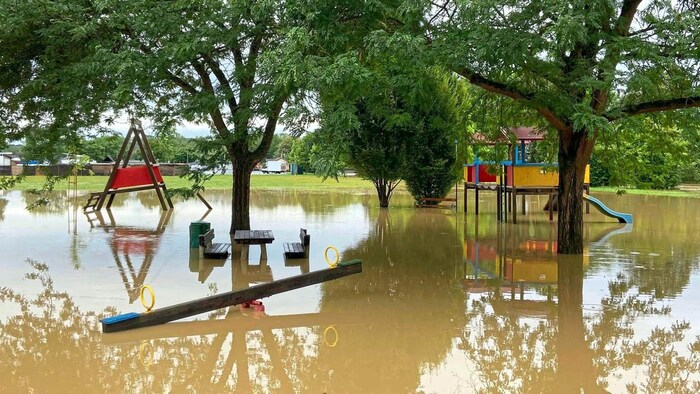 In der Stadt Güssing verwandelte sich der Spielplatz auf der Festwiese in einen kleinen Teich.