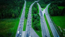 Vergangene Woche staute es sich am Walserberg bereits am Vormittag bis zu 15 Kilometer. (Bild: Scharinger Daniel)