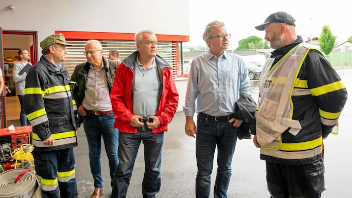 Landeshauptmann Drexler (2.v.r.) mit Stellvertreter Lang und LR Seitinger beim Lokalaugenschein ...