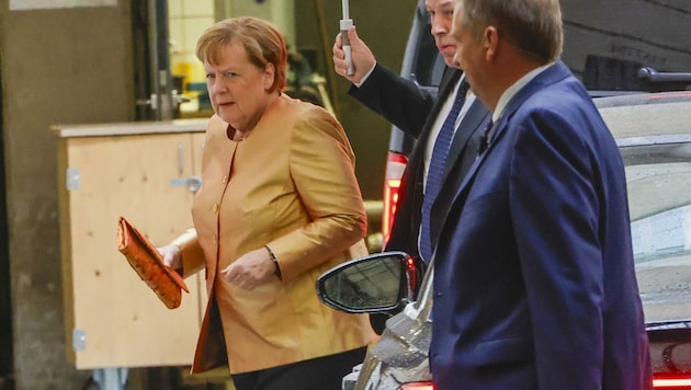 Angela Merkel und ihr Ehemann Joachim Sauer kamen in getrennten Autos zur Premiere (Bild: Tschepp Markus)