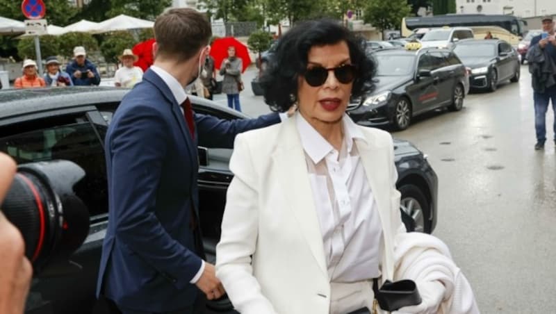 Mick Jagger-Ex Bianca kam trotz Schnürlregen mit Sonnenbrille zur Premiere (Bild: Tschepp Markus)