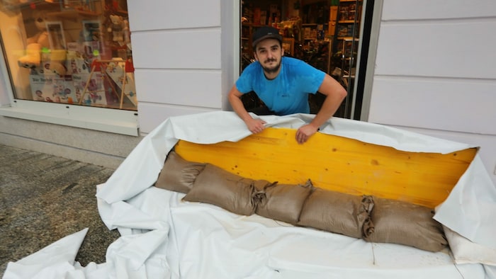 Sandsäcke sollen vor Überflutungen schützen.