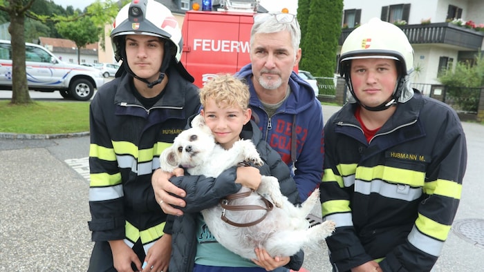 Familie Matschek und ihr Hündchen Ivy wurden evakuiert.