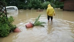 In mehreren Gärten und Höfen steht das Wasser kniehoch. (Bild: Rojsek-Wiedergut Uta)