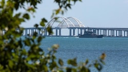 Ein russisches Kriegsschiff vor der Krim-Brücke (Archivbild) (Bild: AFP )