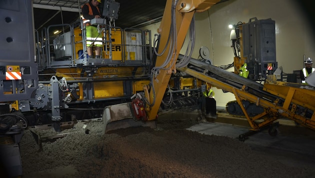 Diese 20 Meter lange Spezialmaschine schafft 400 Meter Betonfahrbahn am Tag. (Bild: Daum Hubert)