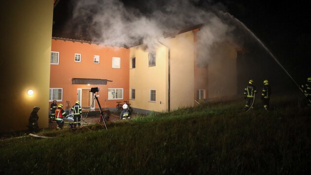 Eine Wohnung in einem Mehrparteienhaus in Gallspach brannte aus. (Bild: laumat.at/Matthias Lauber)