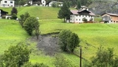 Im Tiroler Vals hinterließ ein Kriegsrelikt einen Krater mitten im Wohngebiet. (Bild: zeitungsfoto.at)