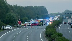 Für die Bergungsmaßnahmen und die Unfallaufnahme wurde die Autobahn in Richtung Hannover gesperrt. (Bild: APA/Ralf Büchler)