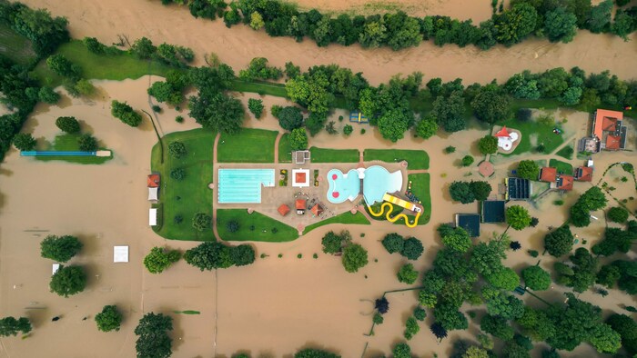 Das Städtische Freibad Leibnitz von oben am 4.8.2023
