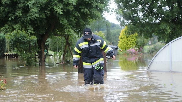 Den Österreichsichen Feuerwehren stehen wohl noch einige harte Tage bevor. (Bild: Thomas Zeiler)