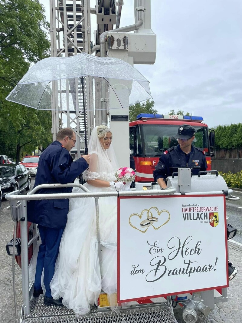 Traditionsgemäß mussten sich Braut und Bräutigam der „Maut“ stellen! (Bild: FF St. Andrä)