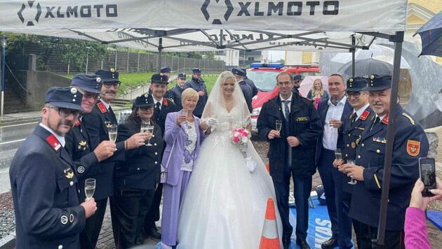 Die fleißigen Feuerwehrkräfte haben sich auch eine Verschnaufspause verdient! Die verbrachten sie bei einer Hochzeit eines Kameraden. (Bild: FF St. Andrä)