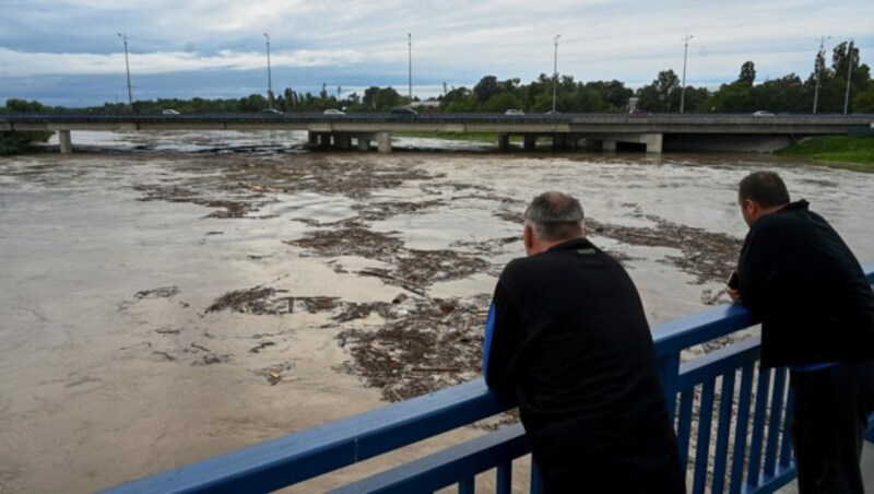 Diese Männer beobachten besorgt, wie der Fluss Save immer mehr anschwillt. (Bild: AFP )