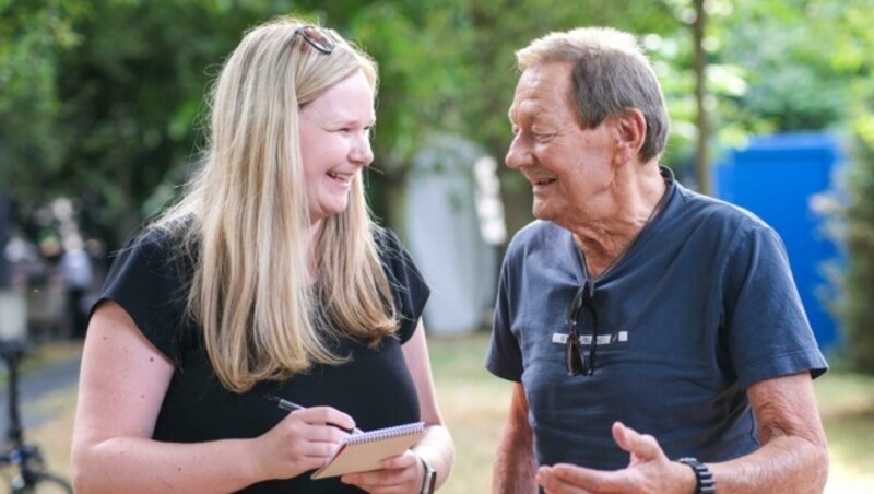 Der „Godfather of Austropop“ Wolfgang Ambros beim Interview mit „Krone“-Redakteurin Lisa Stockhammer. (Bild: Einöder Horst)