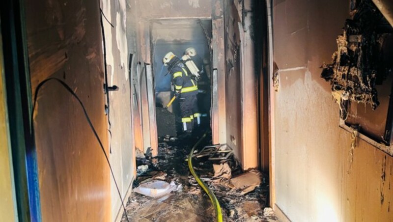 Die Wohnung wurde völlig zerstört. (Bild: FOTOKERSCHI / FEUERWEHR GALLSPACH)