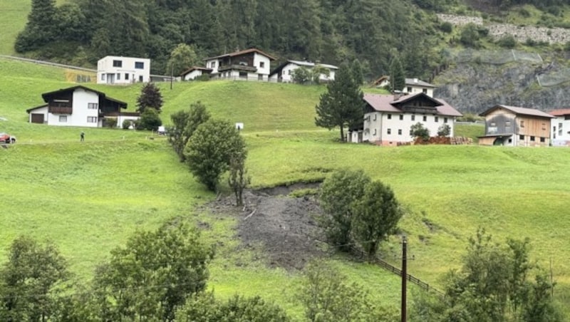 In direkter Nähe zu den Wohnhäusern detonierte am Samstag der Blindgänger. Das Wohngebäude rechts im Bild wurde nach dem Krieg gebaut, weil Bomben das alte Haus an anderer Stelle zerstört hatten. (Bild: Liebl Daniel)