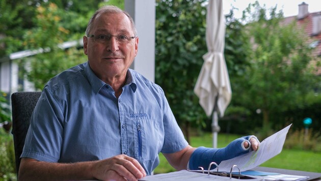Alfred Ziegler (63) beim Durchblättern seiner Rechnungen. (Bild: Einöder Horst)