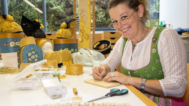 Die Flachgauerin Monika Schlager leitet den Goldhauben-Kurs, in dem die Frauen das Sticken der traditionellen Kopdbedeckung lernen (Bild: Scharinger Daniel)