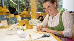 Die Flachgauerin Monika Schlager leitet den Goldhauben-Kurs, in dem die Frauen das Sticken der traditionellen Kopdbedeckung lernen (Bild: Scharinger Daniel)