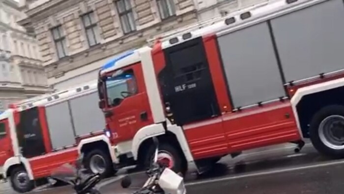 Mehrere Einsatzkräfte befinden sich vor Ort.