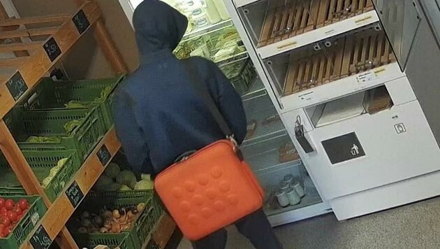 Diese orange Tasche wurde einem Dieb in Steyregg zum Verhängnis. Trotz der Bilder aus der Überwachungskamera leugnet der Langfinger seine Tat. (Bild: zVg)