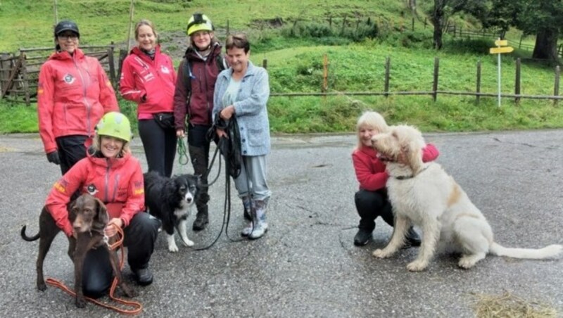 Alexandra Grunow und Chase, Gabi Quendler, Sabine Sonnleitner mit Besitzerin und Stella sowie Ulli Nothegger mit Campino. (Bild: Alexandra Grunow/K9-Pro)