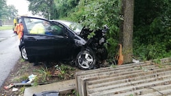 Das Auto prallte auch noch gegen einen Baum. (Bild: FF Ort im Innkreis)