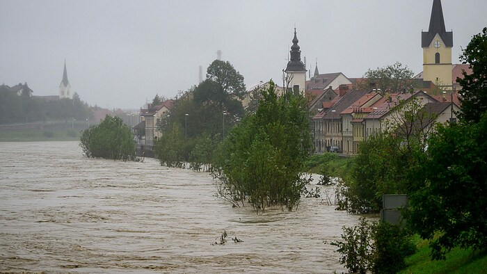 Die Hochwasser führende Save im Südosten Sloweniens.