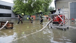 Land unter Anfang August in der Südsteiermark: Das Hochwasser bescherte den steirischen Florianis die einsatzreichste Zeit des Jahres. (Bild: APA/THOMAS ZEILER)