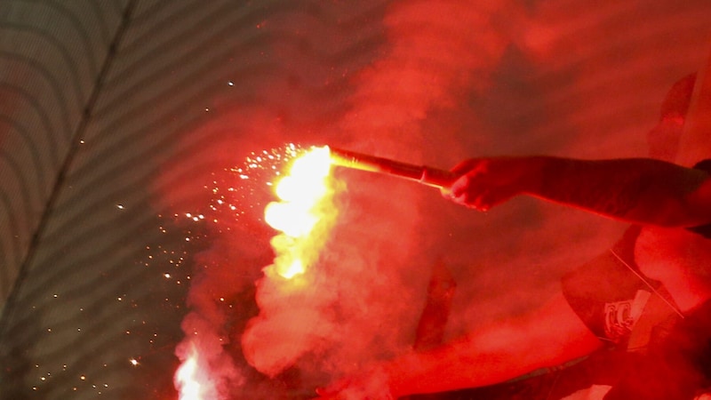 In Norway, fans are allowed to take Bengal flares into the stadium under certain conditions. (Bild: APA/ERWIN SCHERIAU)