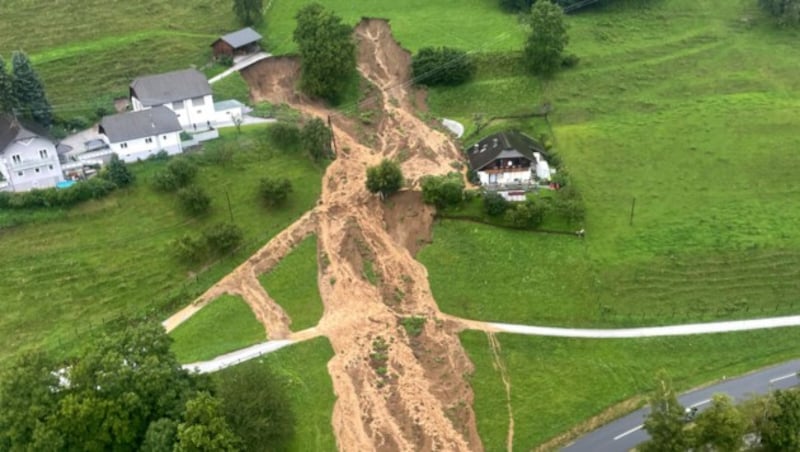 Luftaufnahme eines Hangrutsches am Magdalensberg in Kärnten (Bild: APA/FLUGPOLIZEI KLAGENFURT)