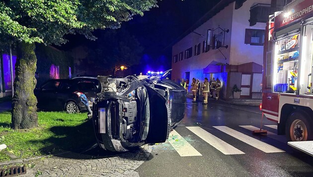 Das Auto des Unfalllenkers und vier weitere Fahrzeuge wurden massiv beschädigt. (Bild: zoom.tirol)