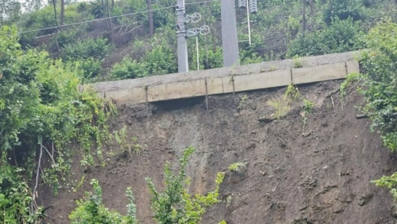 Hangrutsch unter den Gleisen der Südbahnstrecke. (Bild: Feuerwehr Micheldorf)