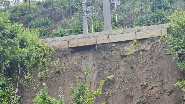 Hangrutsch unter den Gleisen der Südbahnstrecke.