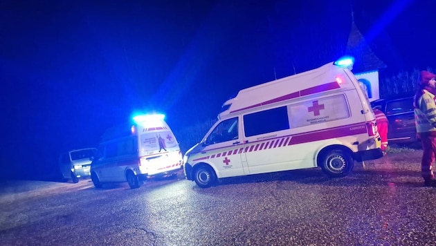 The ambulance transported the injured 16-year-old to hospital (Bild: Rotes Kreuz)