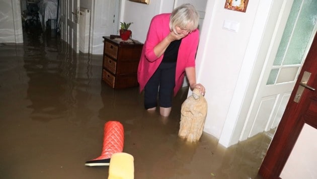 Maria Tarkusch in ihrem überschwemmten Haus. (Bild: Rojsek-Wiedergut Uta)