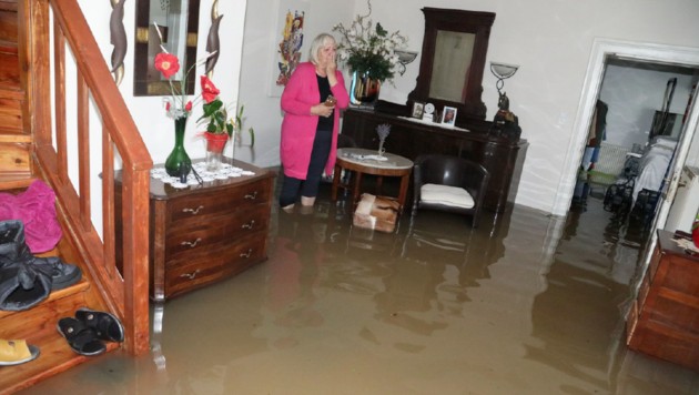 Im gesamten Erdgeschoss steht das Wasser mehrere Zentimeter hoch. (Bild: Uta Rojsek-Wiedergut)