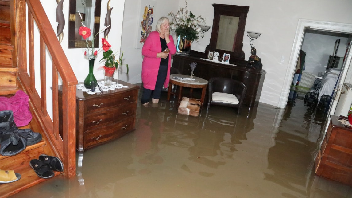 Bis knapp unter die Knie reichte das Wasser im Haus der Familie Tarkusch. (Bild: Uta Rojsek-Wiedergut)