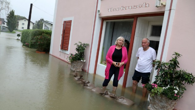 Die Sandsäcke vor den Türen von Familie Tarkusch haben den Wassermassen nicht Stand gehalten. (Bild: Uta Rojsek-Wiedergut)