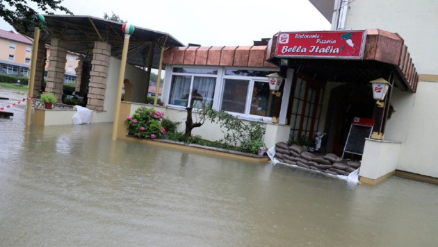 Auch die beliebte Pizzeria im Ortszentrum wurde von den Niederschlägen gezeichnet. (Bild: Uta Rojsek-Wiedergut)