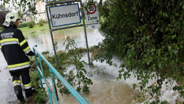 Zahlreiche Einsatzkräfte sind mit dem ausufernden Seebach beschäftigt. (Bild: Uta Rojsek-Wiedergut)