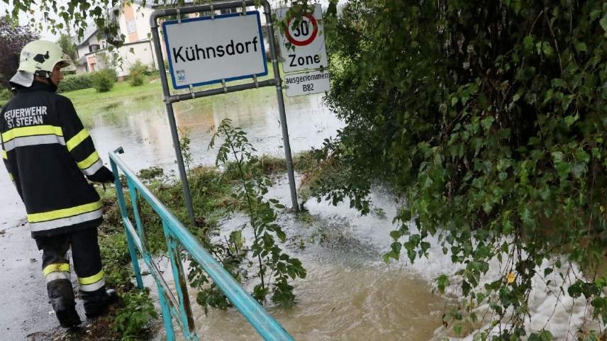 Zahlreiche Einsatzkräfte sind mit dem ausufernden Seebach beschäftigt.