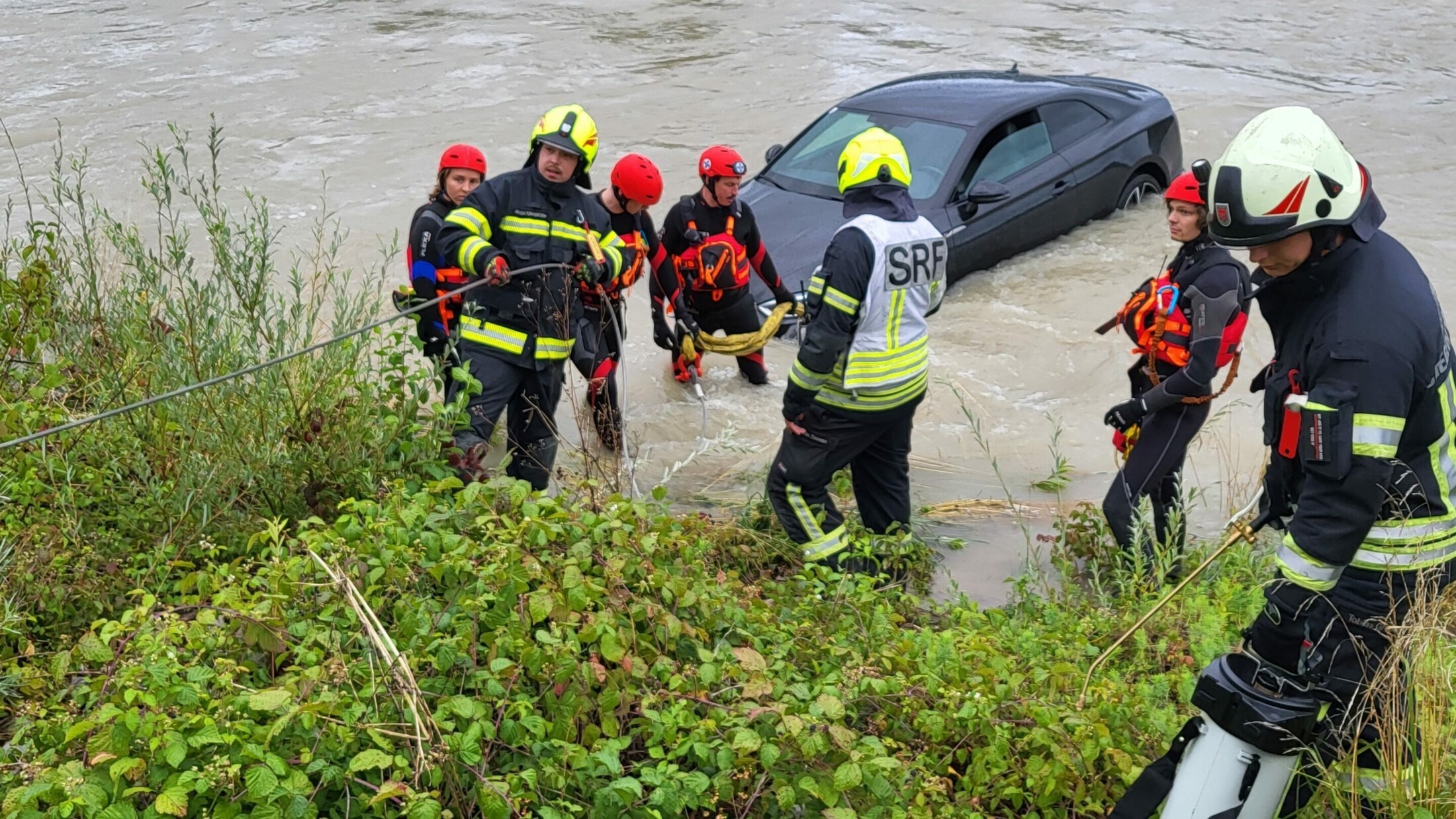 Die Einsatzkräfte bargen den Audi.