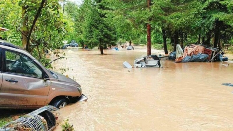 Die Bilder vom überfluteten Campingplatz bei Ljubno ob Savinji im Norden Sloweniens zeigen, in welcher Gefahr sich die 23 rot-weiß-roten Campingurlauber befanden. (Bild: M.A.)