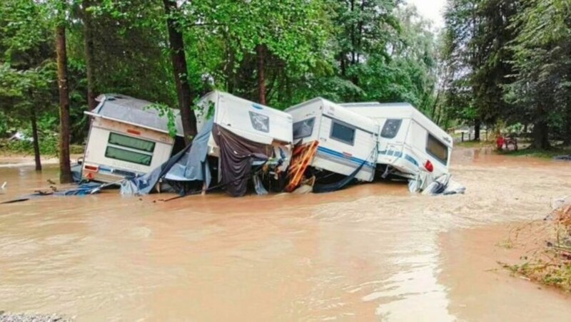 Die Bilder vom überfluteten Campingplatz bei Ljubno ob Savinji im Norden Sloweniens zeigen, in welcher Gefahr sich die 23 rot-weiß-roten Campingurlauber befanden. (Bild: M.A.)