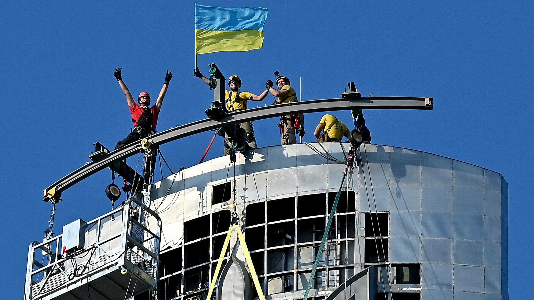 Sowjetsymbole entfernt Höchste Statue Europas trägt nun Ukraine